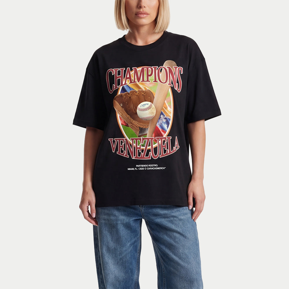 Una modelo llevando la camiseta negra «Venezuela Baseball Champions» de Caracas Merch